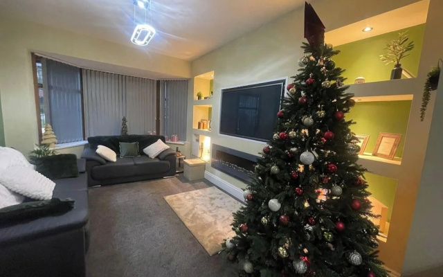 House Sleeps 9 With Garden and Parking