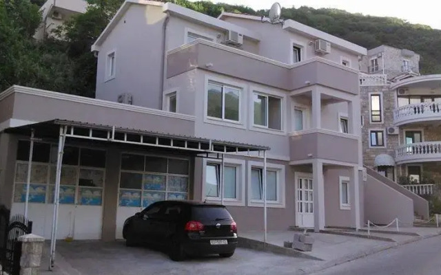 Apartments and Rooms Grubor