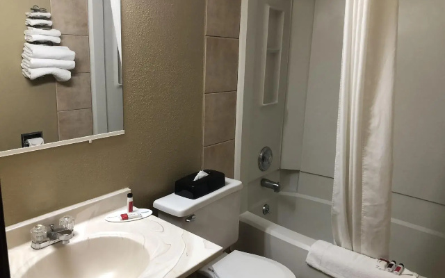Super 8 by Wyndham Crystal Lake