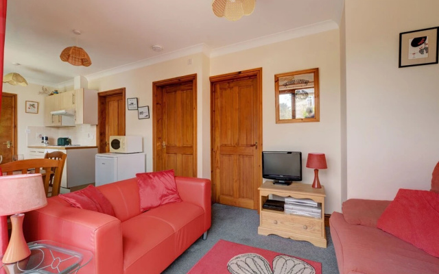 Modern Holiday Home in Wisemans Bridge With Terrace