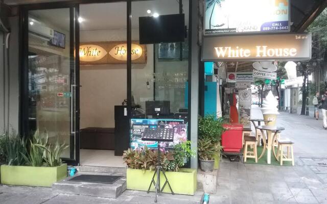 Отель White House Asoke Sukhumvit 18 вид на фасад