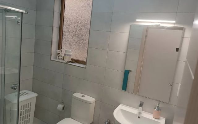 Seaside Stylish and Spacious 2-bedroom Apartment