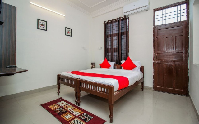 OYO 18272 Hotel Lambodar