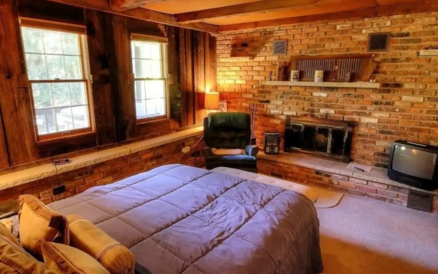 Mountain Watch 4 Bedroom Chalet by RedAwning