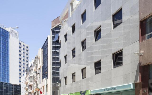 Апартаменты Hello Lisbon Marques de Pombal Apartments Лиссабон вид на фасад