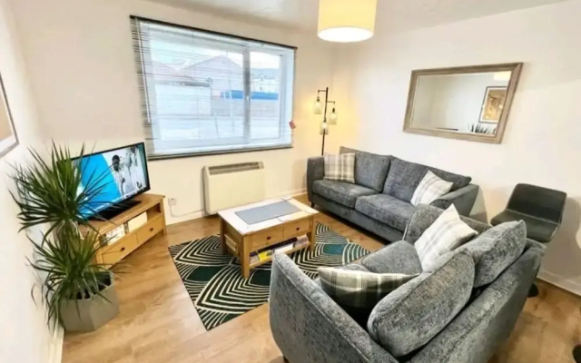 Lovely 2 bed with free parking