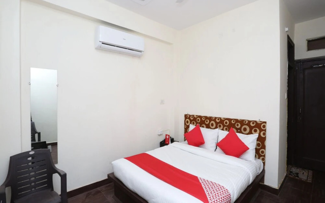 Oyo 30850 Hotel Hira