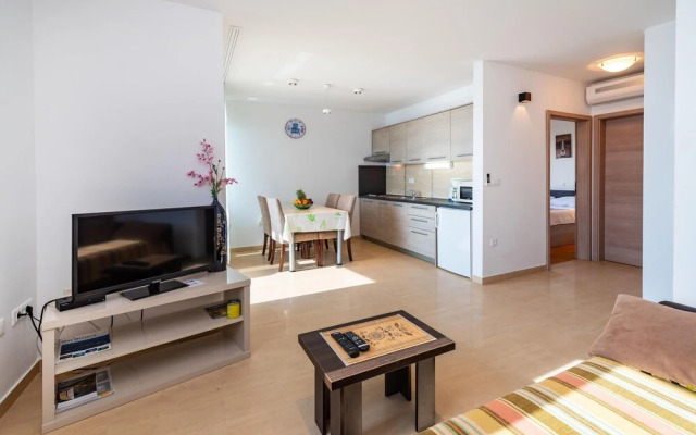 Beautiful Home in Kozino With Jacuzzi, Wifi and 6 Bedrooms