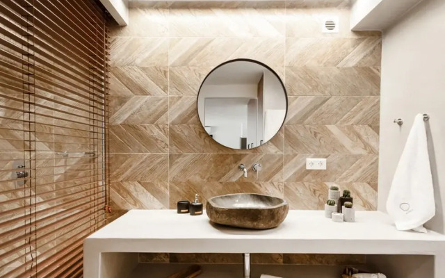 Pebble Luxury Suite by the Sea