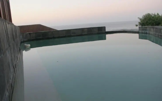 Big Blue Beach Lodge