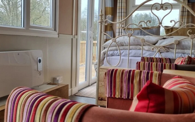 Riverside Cabin - Sleeps 2 - Hottub - Parking