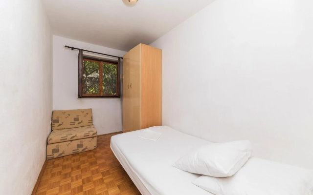 Awesome Home in Okrug Donji With Wifi and 5 Bedrooms