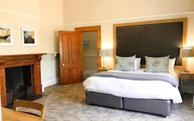 10 on Milner Guesthouse