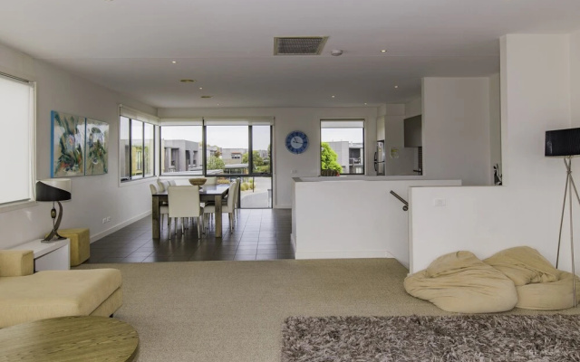 1 Pebble Place