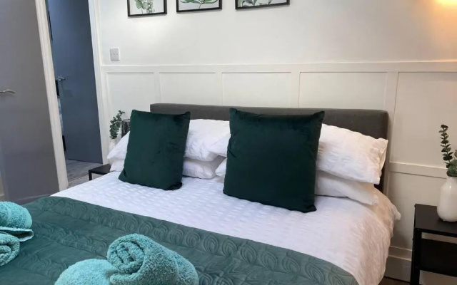 2 Bed Flat - Sleeps 6 - Parking - Wifi