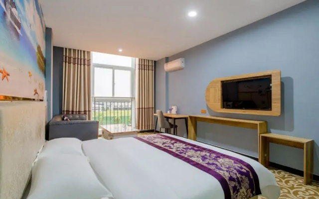 Huayi Hotel (Puyang East High-Speed Railway Station)