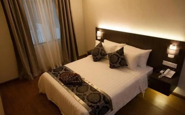 Holiday Villa Hotel & Suites