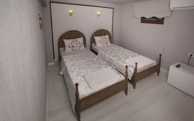 Iola Hotel