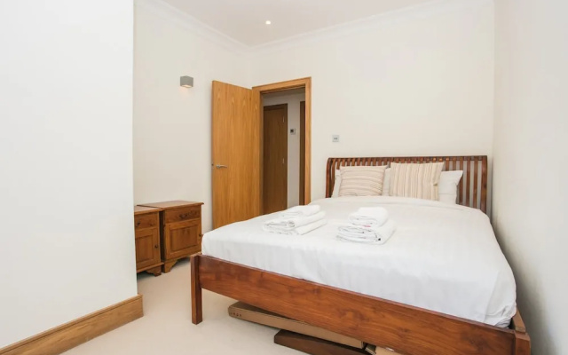 3 Bedroom House in Holland Park