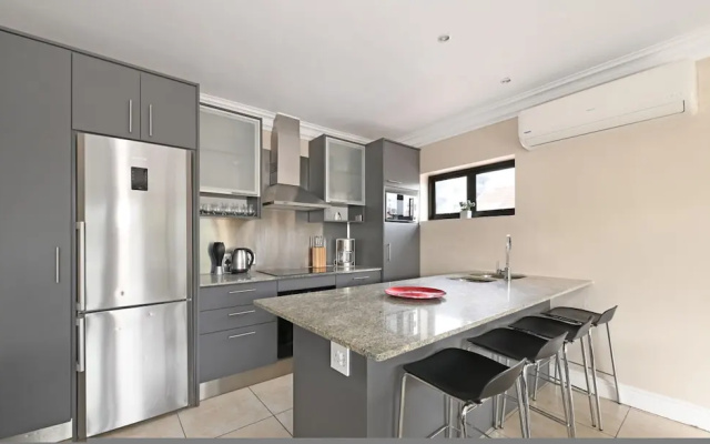 Sunny Sea Point Apartment With Private Balcony