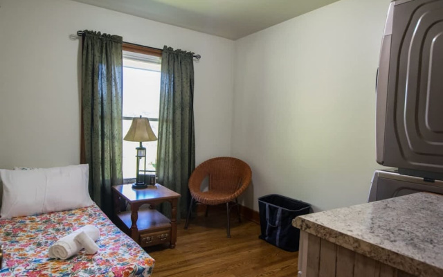Charming 2BR w Firepit Mountain Views