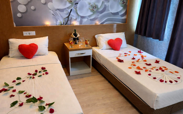 Anita Kemer Noch Hotel