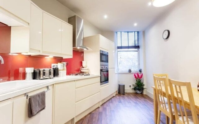 Vibrant Spacious Apartment In West End 0