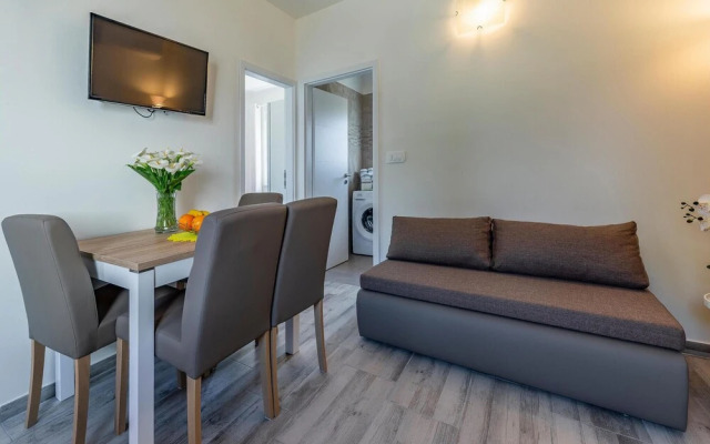 Awesome Apartment in Valbandon With Wifi and 2 Bedrooms