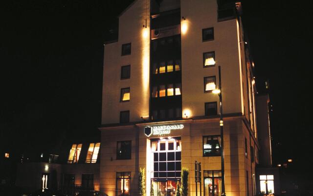 Macdonald Holyrood Hotel вид на фасад