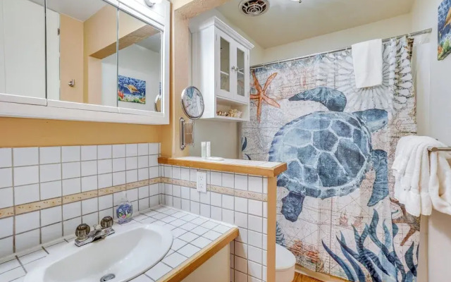 Kaunakakai Condo w/ Private Lanai & Ocean Views!