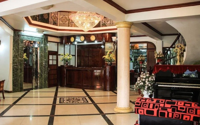 Lakeside Hotel
