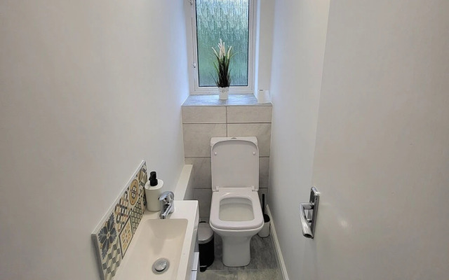 Impeccable 3-bed Apartment in London Fresh Decor!!