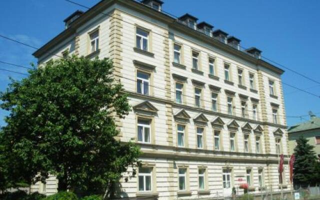 Отель Hostel Haunspergstraße Австрия, Зальцбург - отзывы, цены и фото номеров - забронировать отель Hostel Haunspergstraße онлайн вид на фасад