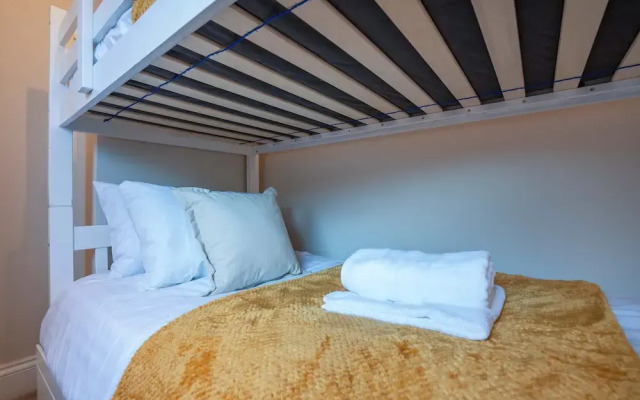 Stylish 2 Bed Flat-free Parking