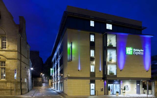 Отель Holiday Inn Express Edinburgh – Royal Mile Великобритания, Эдинбург - 1 отзыв об отеле, цены и фото номеров - забронировать отель Holiday Inn Express Edinburgh – Royal Mile онлайн вид на фасад