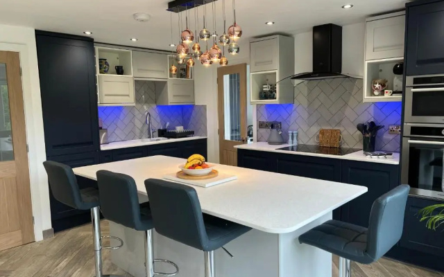 Stylish, Dog Friendly Coastal Bungalow With Garden