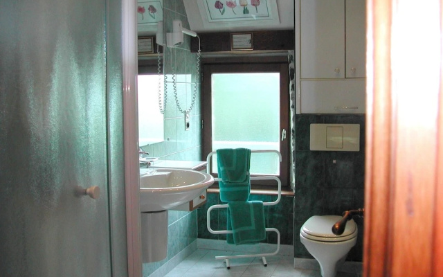 House With 2 Bedrooms in Saint-pierre-la-vieille, With Enclosed Garden