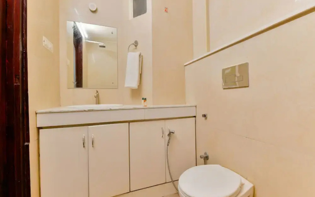 OYO 16663 Plaza Suites Hotel