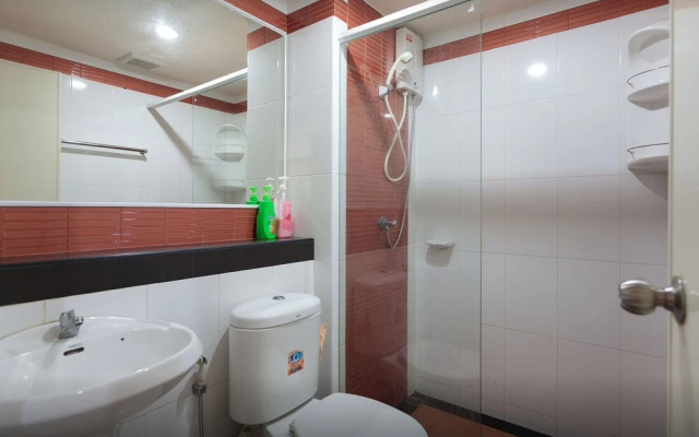 Comfy Room Near Bts Bangna, Free Wifi, Netflix, Pool, Gym