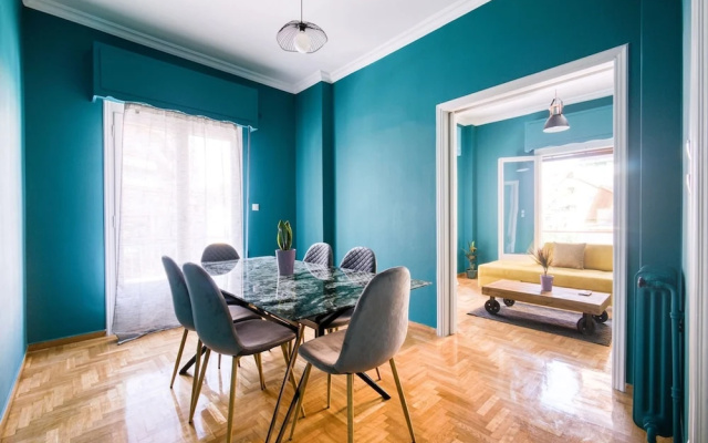Sunny 2 Bedroom Cozy Apartment View of Parthenon