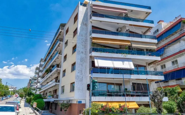 Spacious 3 bedroom apartment in Alimos