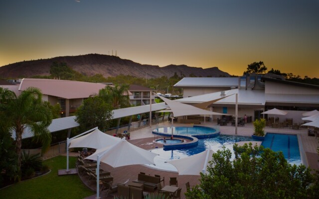 Отель Crowne Plaza Alice Springs Lasseters вид на фасад