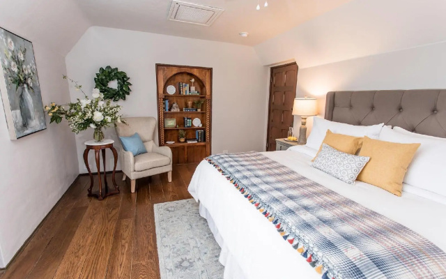 Hummingbird Estate Wine & Suites