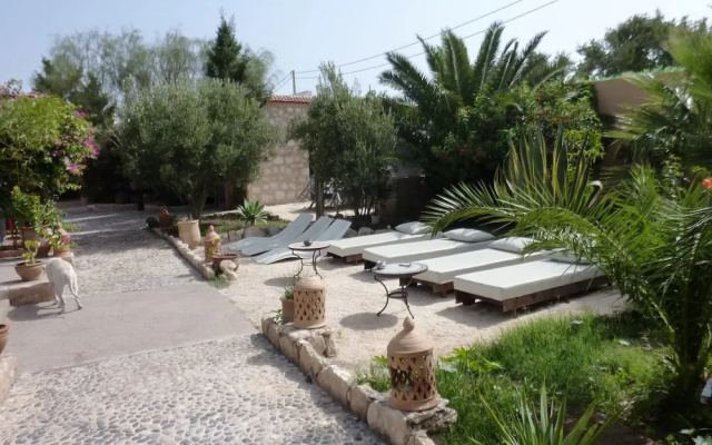 Double Bedroom and Spacious Garden With Swimming Pool