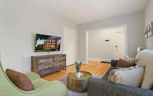 Simple and Roomy 1BR Apt in Evanston