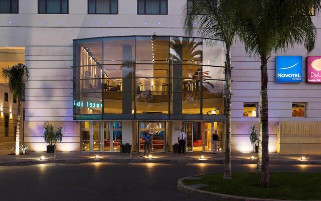 Отель Novotel Casablanca City Center Марокко, Касабланка - 1 отзыв об отеле, цены и фото номеров - забронировать отель Novotel Casablanca City Center онлайн вид на фасад