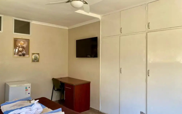 Poolside Executive Suite Near Airport - 2322