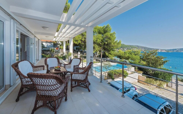 Nice Home in Rogoznica With Wifi and 5 Bedrooms