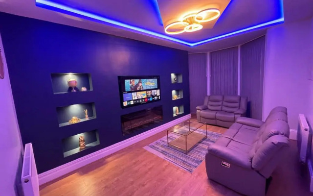 1 Bed Flat - Sleeps 2 - Hot Tub - Parking - Wifi