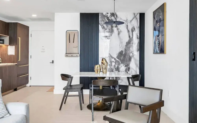 Luxury 1BR Penthouse, Bay & City Views Downtown